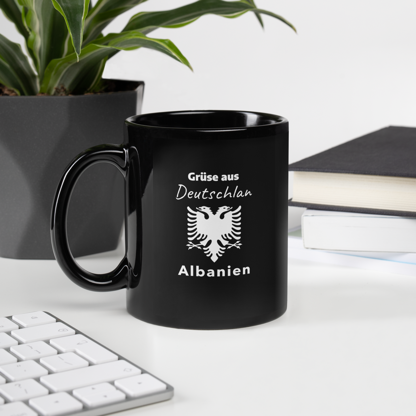 Albanien Schwarze glänzende Tasse